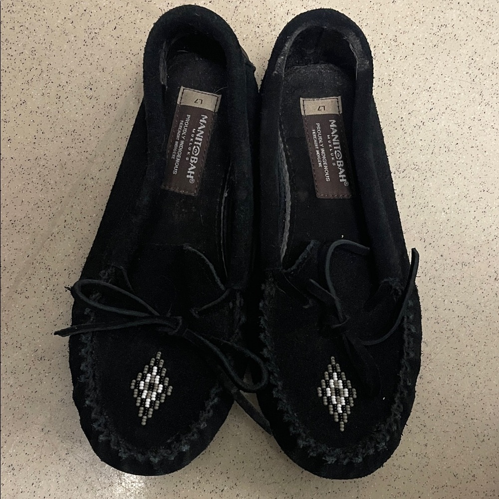 Black Manitobah Moccasins beaded 7